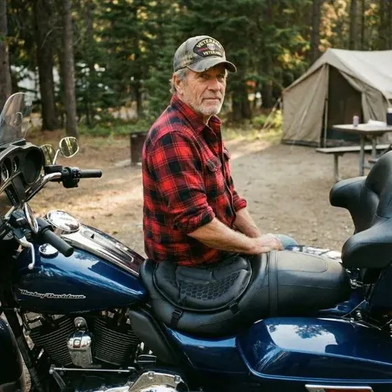 Roberto P. seduto sulla sua Harley con SelleZen, al campeggio